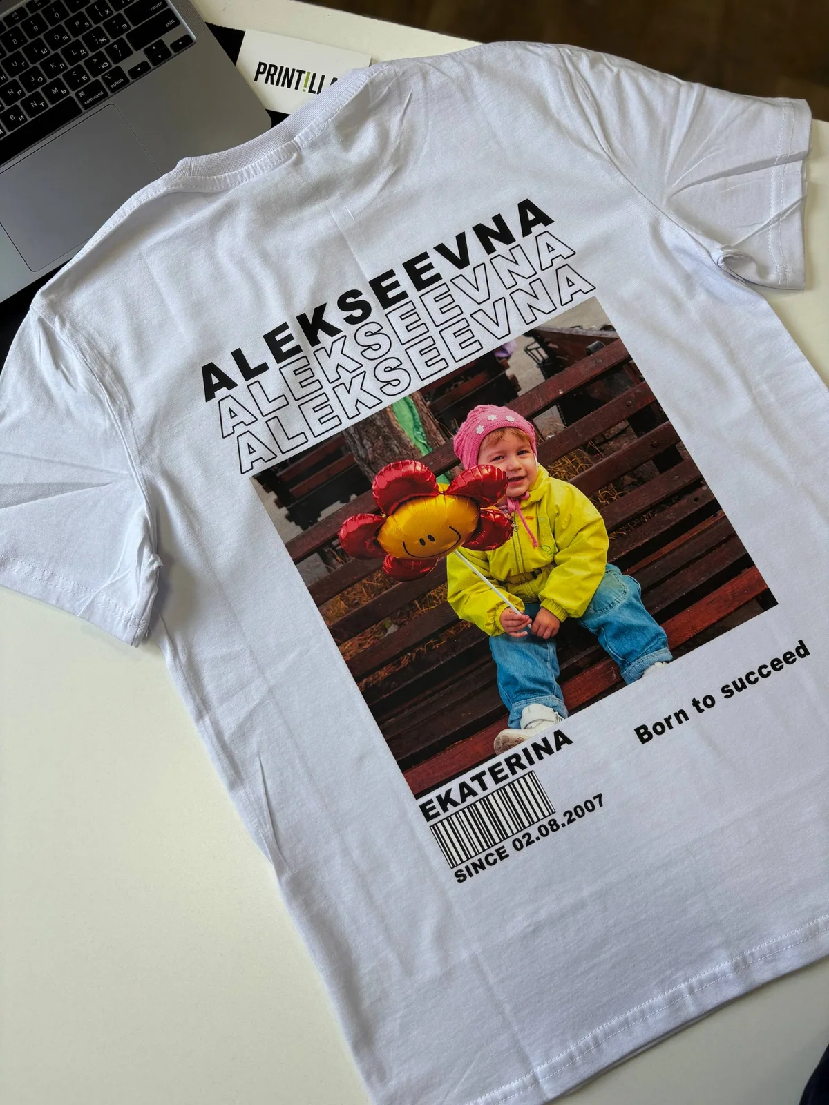 Крупный план ткани и качественного принта PRINTILLA